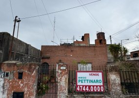 Pellegrini 2292, esquina Gandolfo, 2 Habitaciones Habitaciones, ,1 BañoBaño,Casa,Venta,Pellegrini 2292, esquina Gandolfo,1854